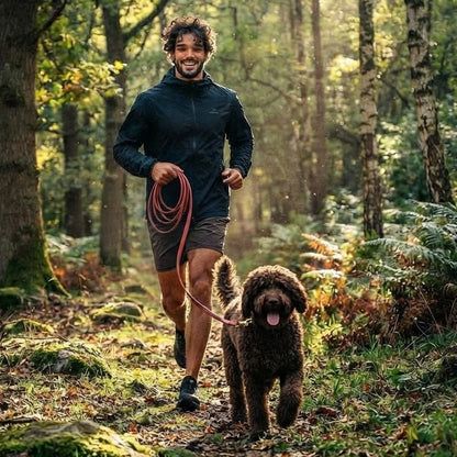 Longe biothane rouge pour canicross en forêt